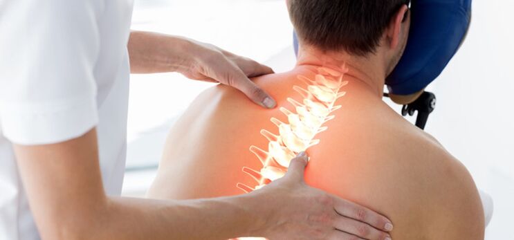 Pacjent z osteochondrozą badany przez lekarza